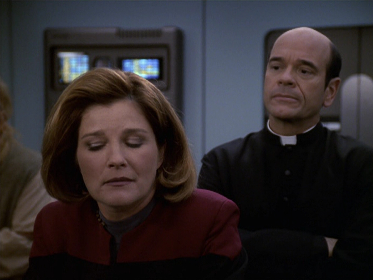 extant_StarTrek_VOY_6x11-FairHaven_02728.jpg
