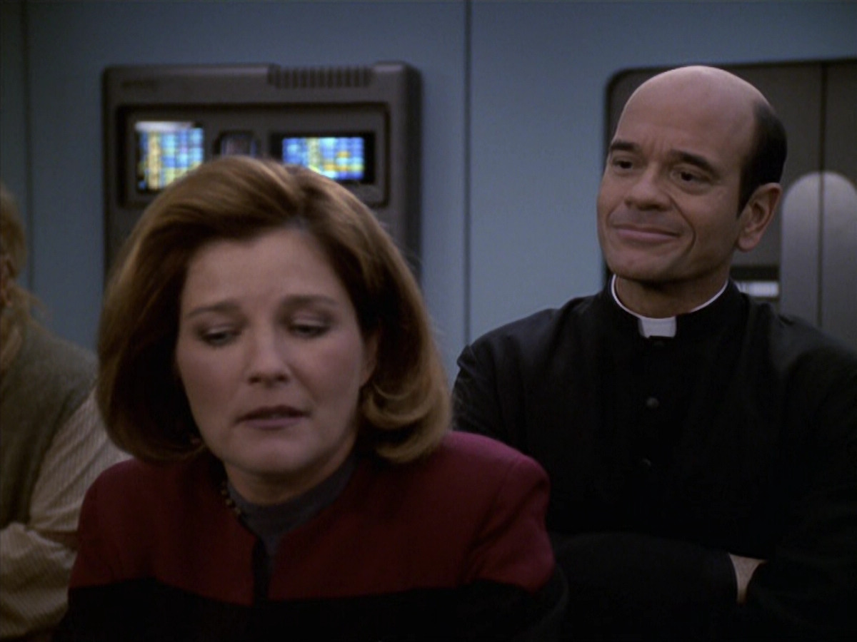 extant_StarTrek_VOY_6x11-FairHaven_02730.jpg