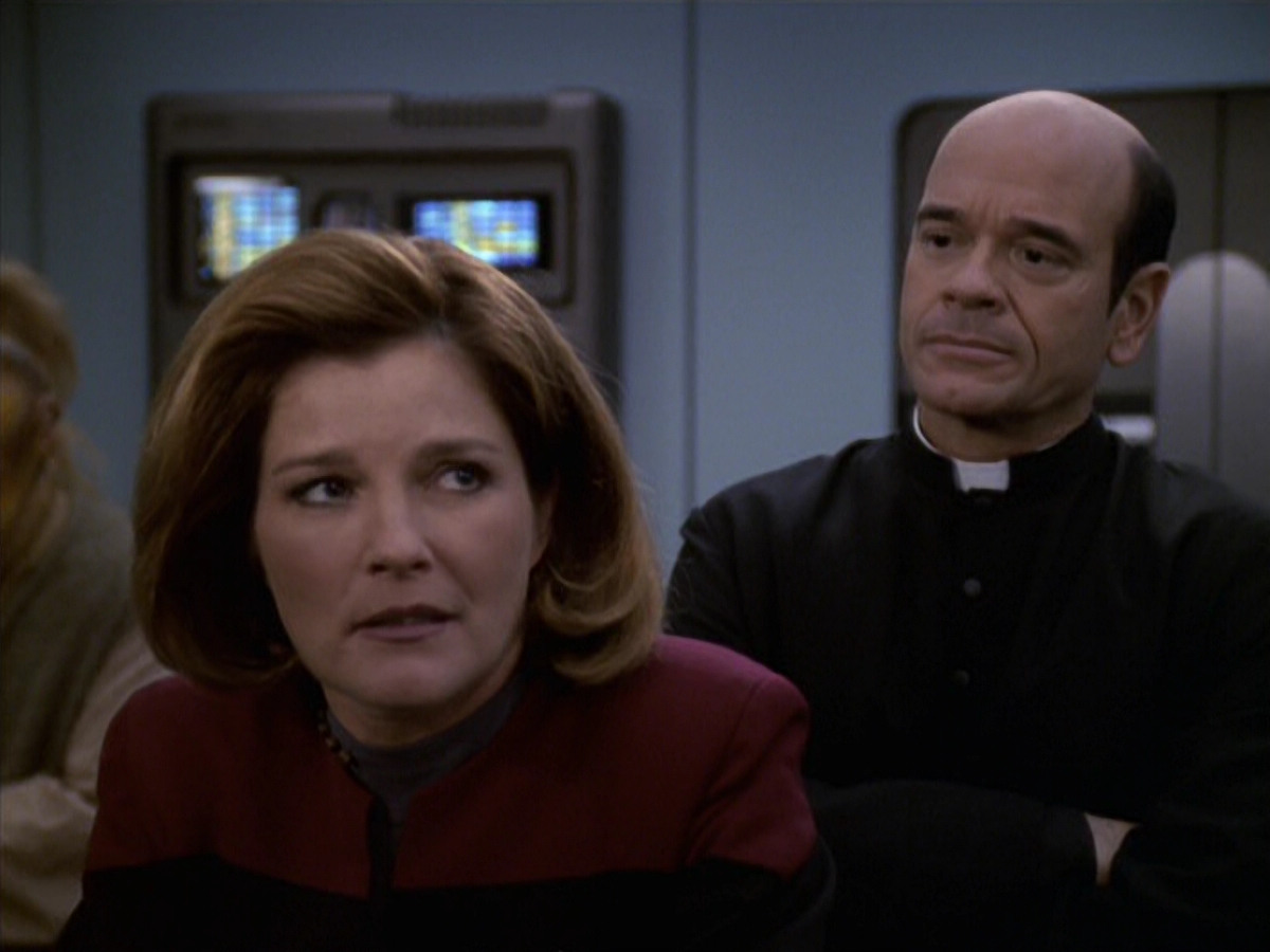 extant_StarTrek_VOY_6x11-FairHaven_02733.jpg