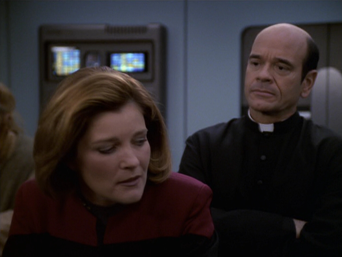 extant_StarTrek_VOY_6x11-FairHaven_02734.jpg