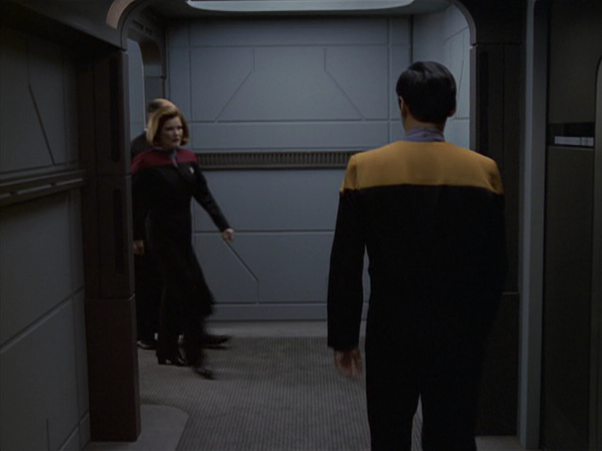 extant_StarTrek_VOY_6x11-FairHaven_02738.jpg