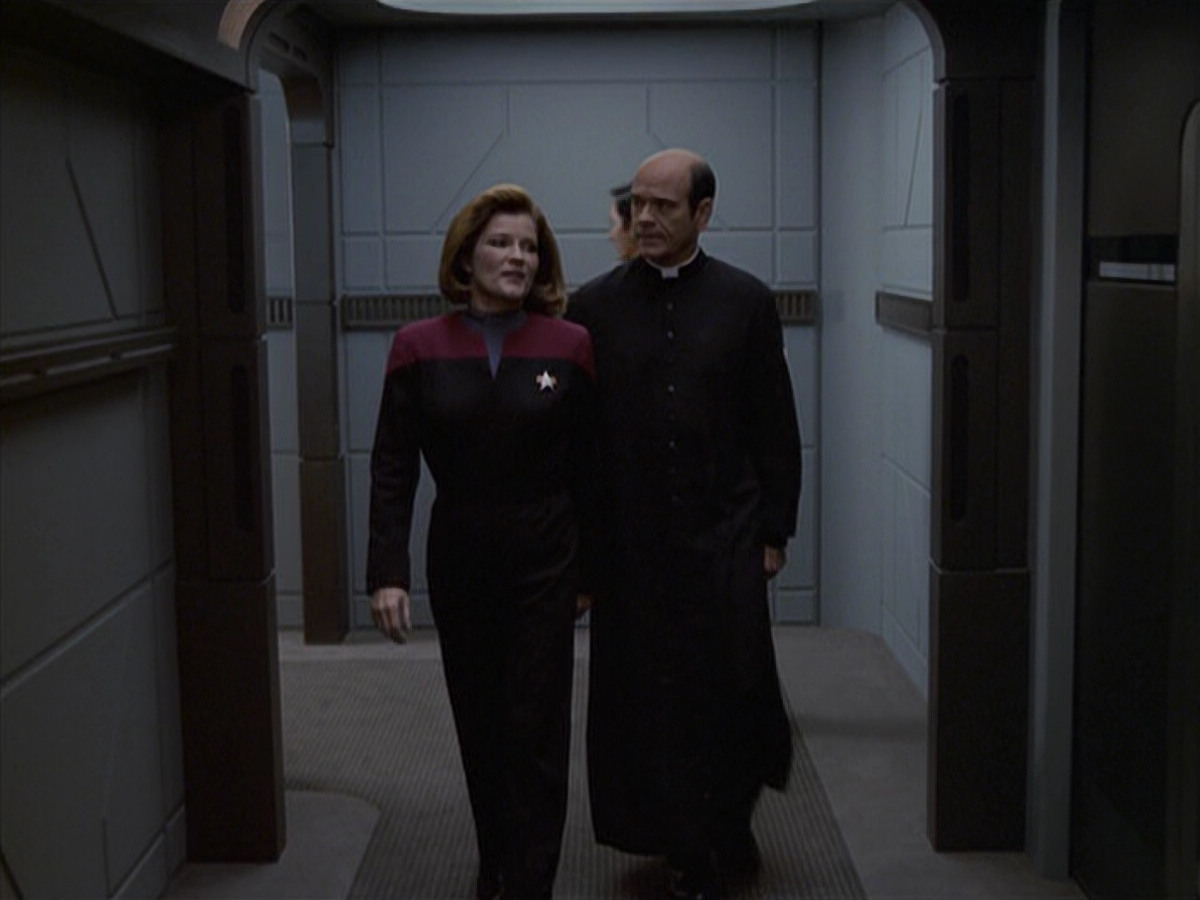 extant_StarTrek_VOY_6x11-FairHaven_02741.jpg