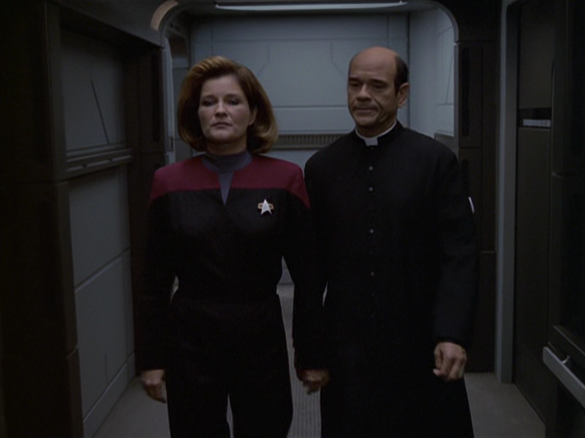 extant_StarTrek_VOY_6x11-FairHaven_02744.jpg
