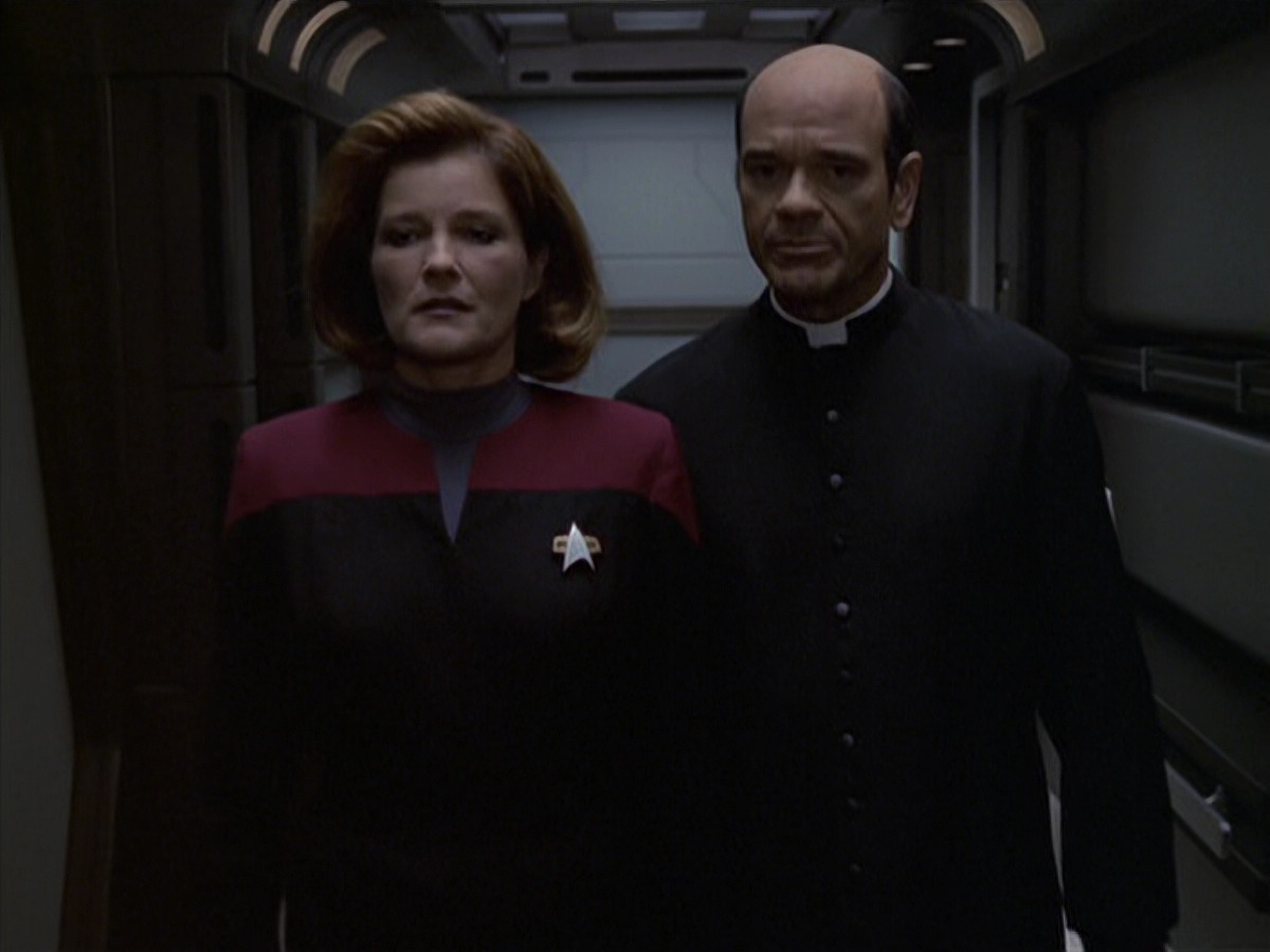 extant_StarTrek_VOY_6x11-FairHaven_02748.jpg