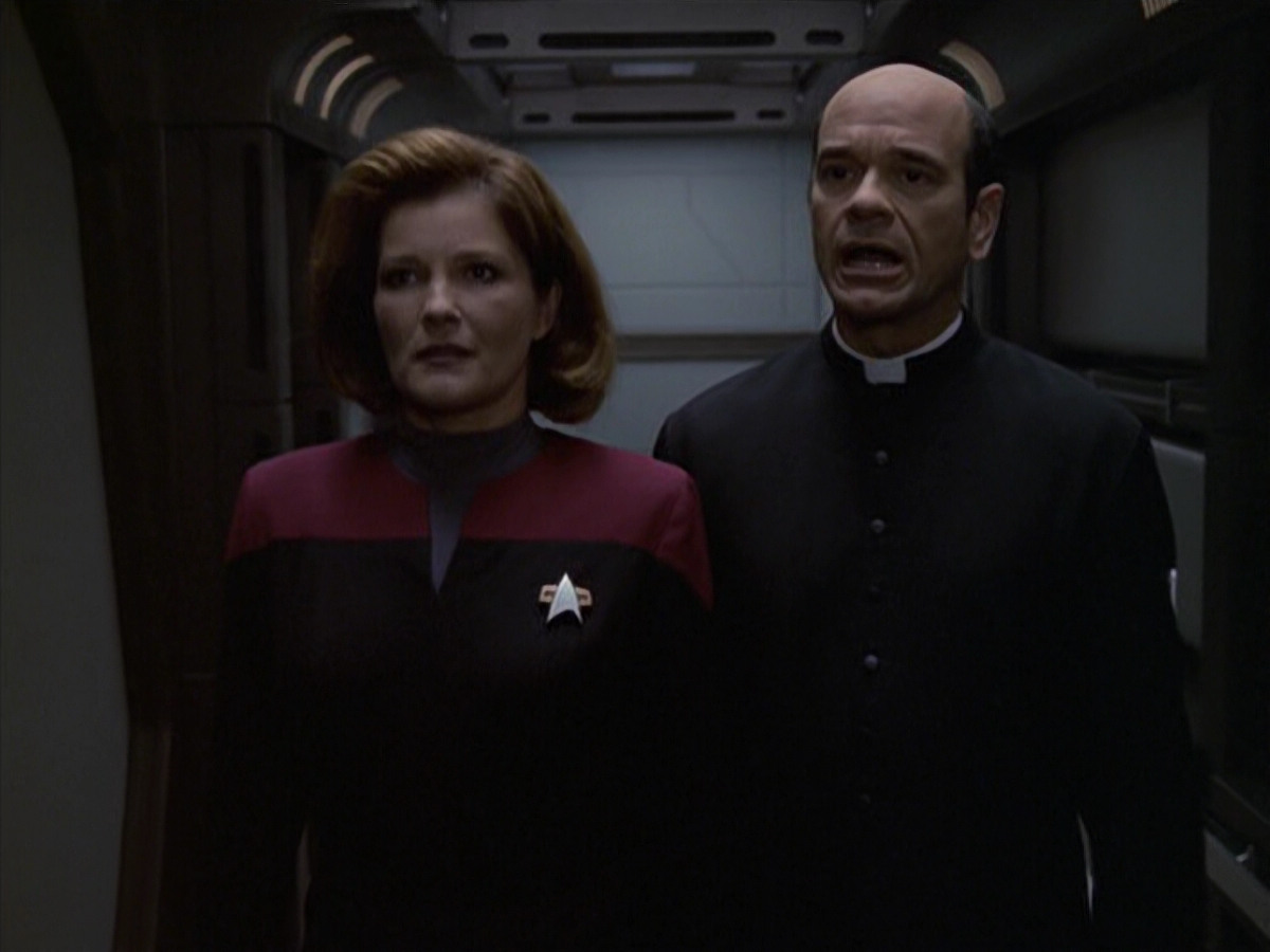 extant_StarTrek_VOY_6x11-FairHaven_02749.jpg
