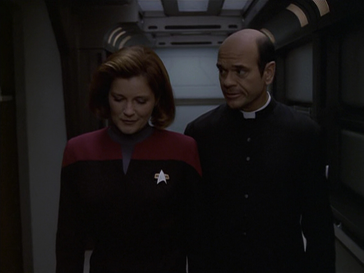 extant_StarTrek_VOY_6x11-FairHaven_02751.jpg
