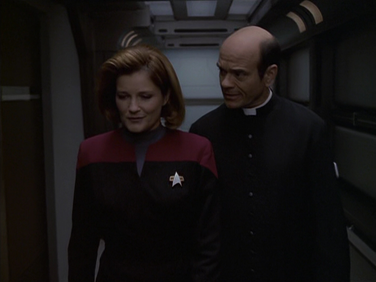 extant_StarTrek_VOY_6x11-FairHaven_02752.jpg