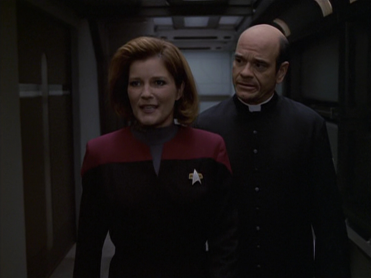 extant_StarTrek_VOY_6x11-FairHaven_02754.jpg