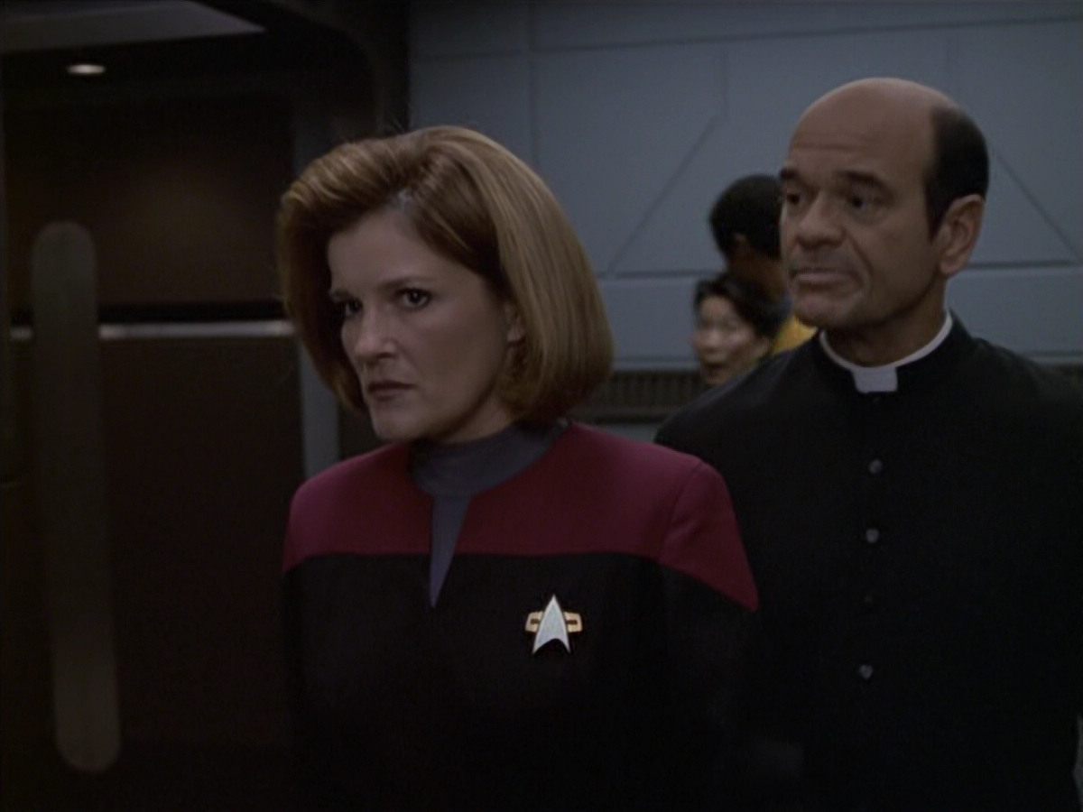 extant_StarTrek_VOY_6x11-FairHaven_02762.jpg