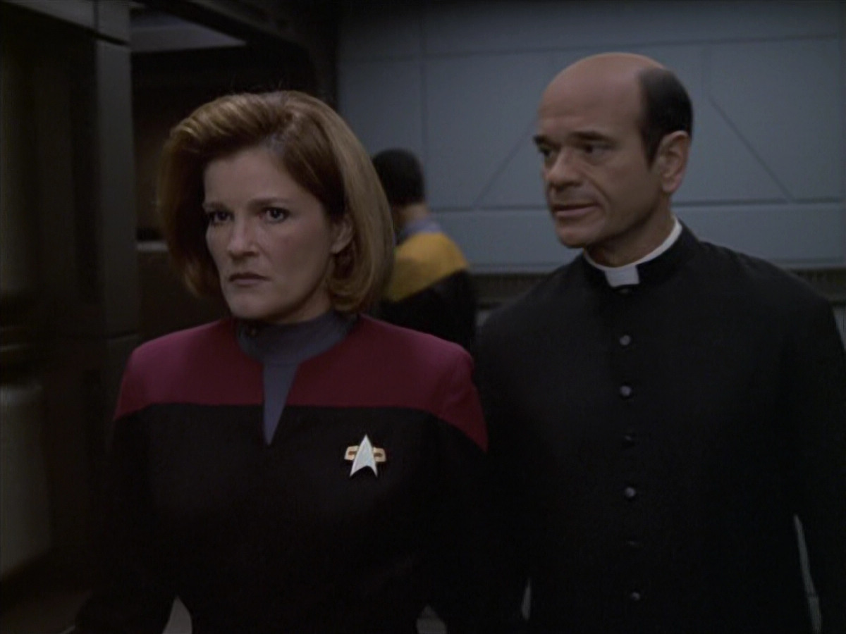 extant_StarTrek_VOY_6x11-FairHaven_02763.jpg