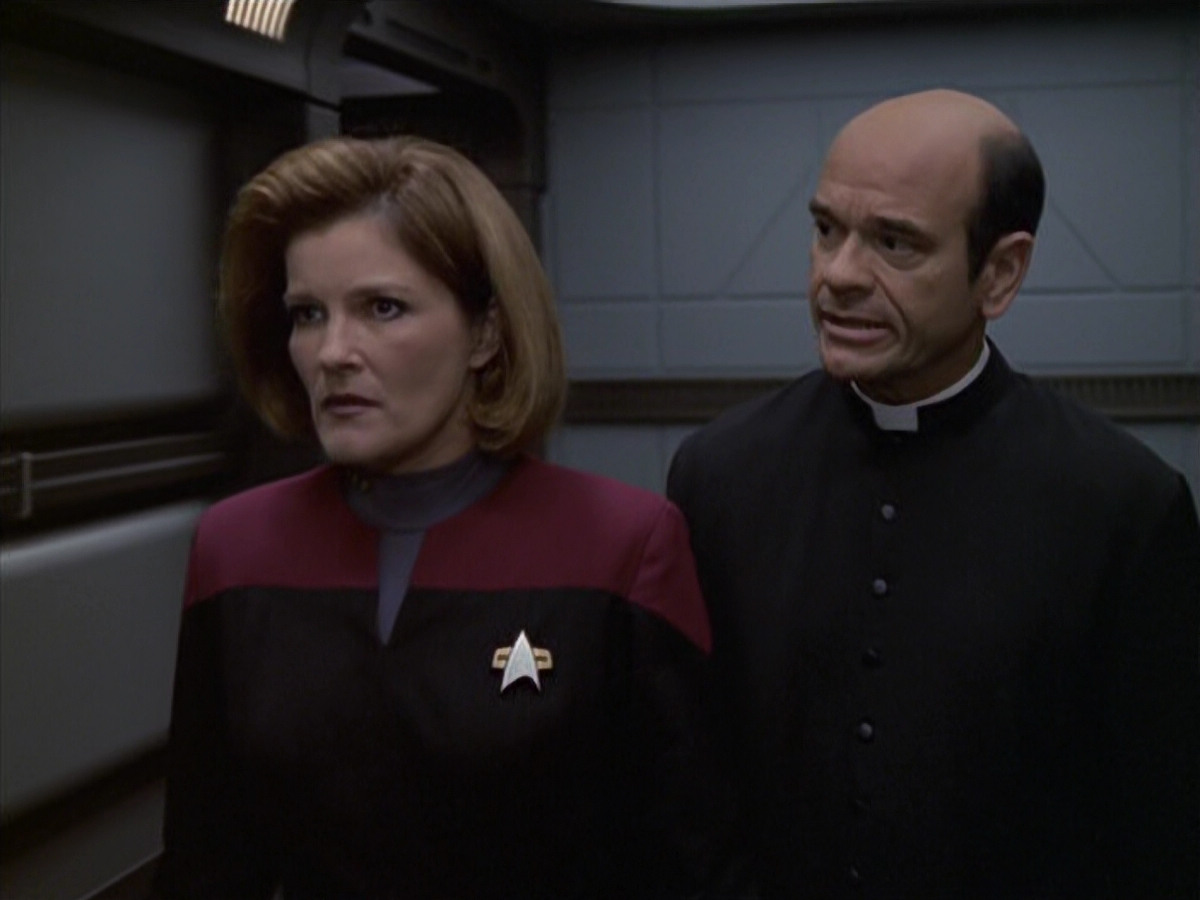 extant_StarTrek_VOY_6x11-FairHaven_02764.jpg