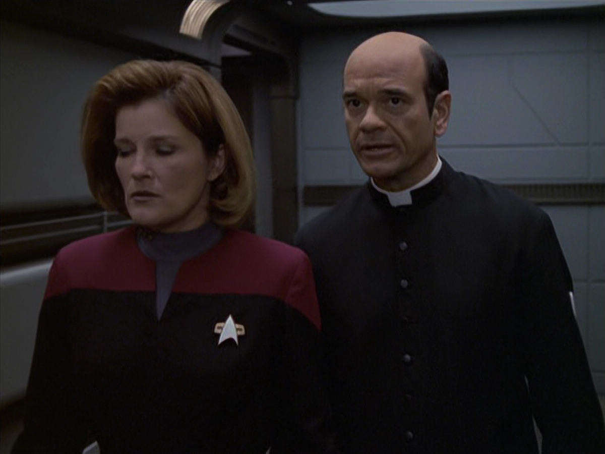 extant_StarTrek_VOY_6x11-FairHaven_02765.jpg