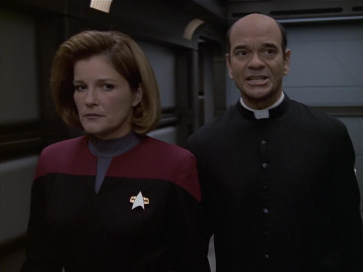 extant_StarTrek_VOY_6x11-FairHaven_02767.jpg