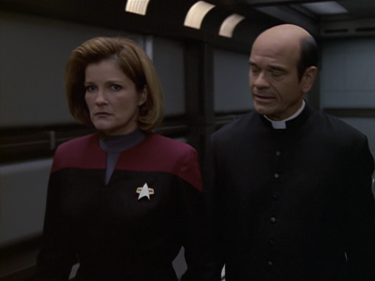 extant_StarTrek_VOY_6x11-FairHaven_02769.jpg