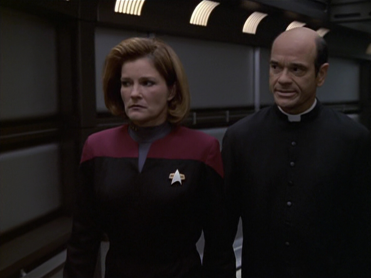 extant_StarTrek_VOY_6x11-FairHaven_02771.jpg