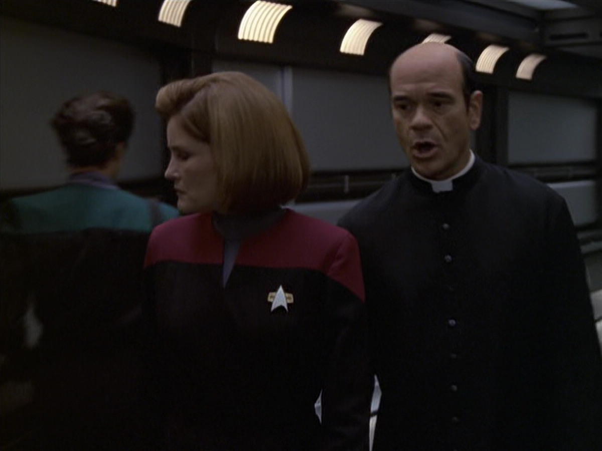 extant_StarTrek_VOY_6x11-FairHaven_02772.jpg