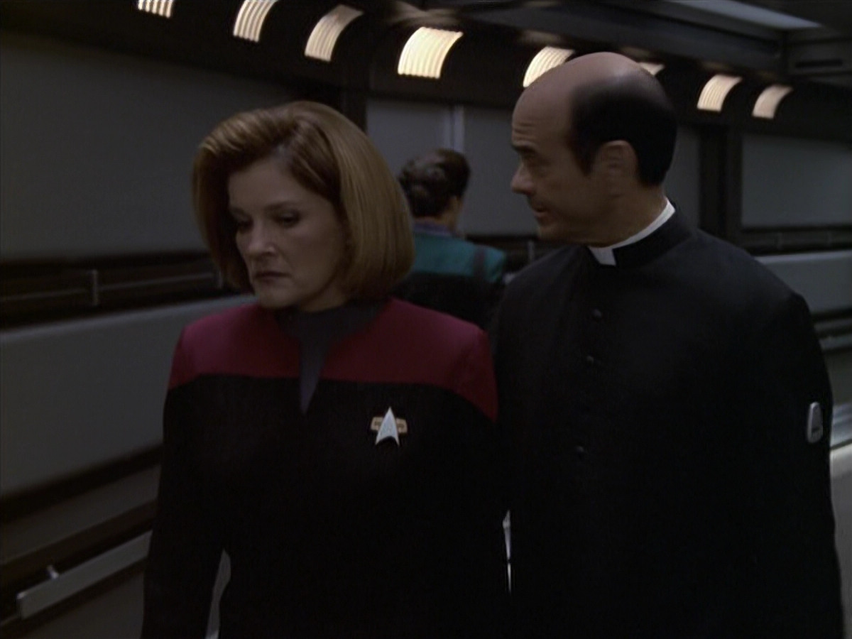 extant_StarTrek_VOY_6x11-FairHaven_02773.jpg
