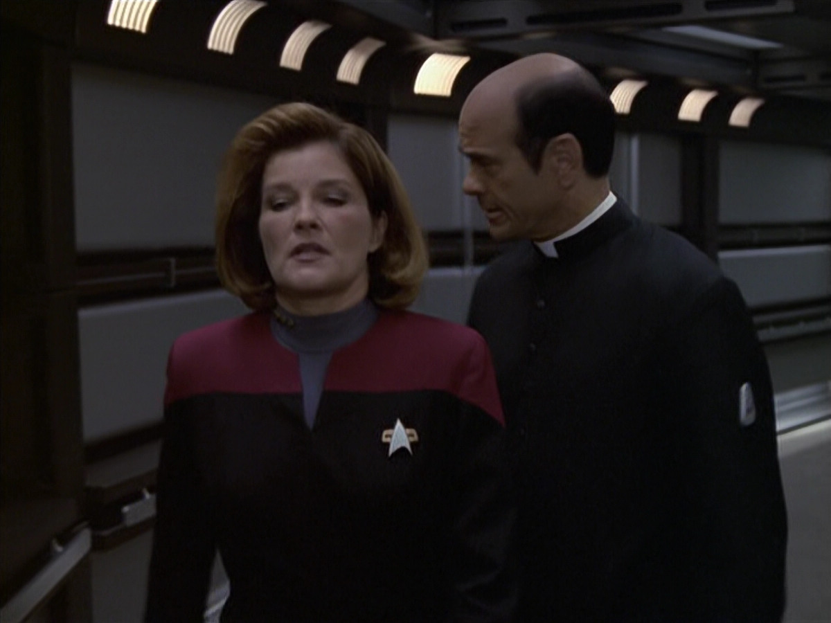 extant_StarTrek_VOY_6x11-FairHaven_02774.jpg