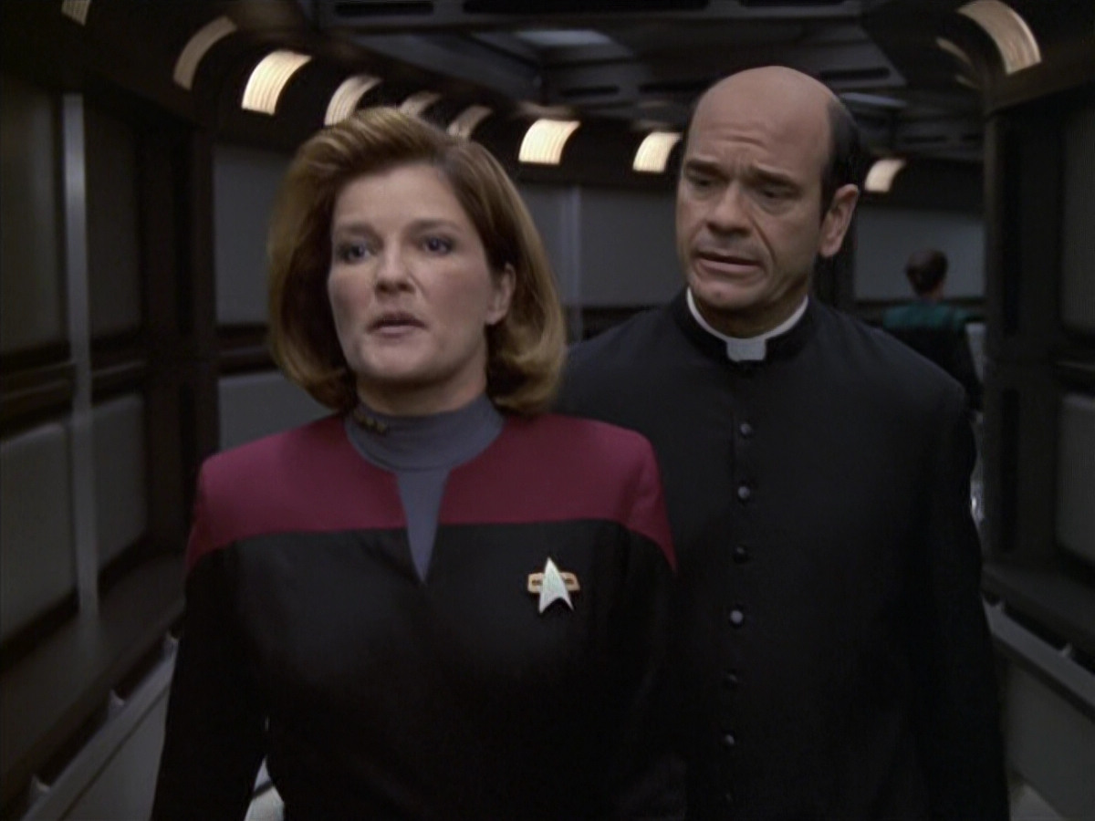extant_StarTrek_VOY_6x11-FairHaven_02776.jpg