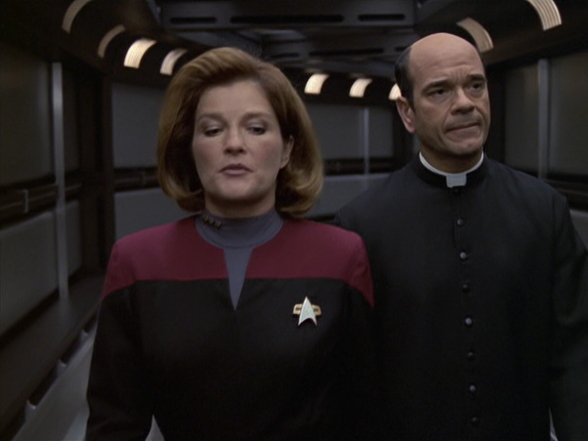 extant_StarTrek_VOY_6x11-FairHaven_02777.jpg