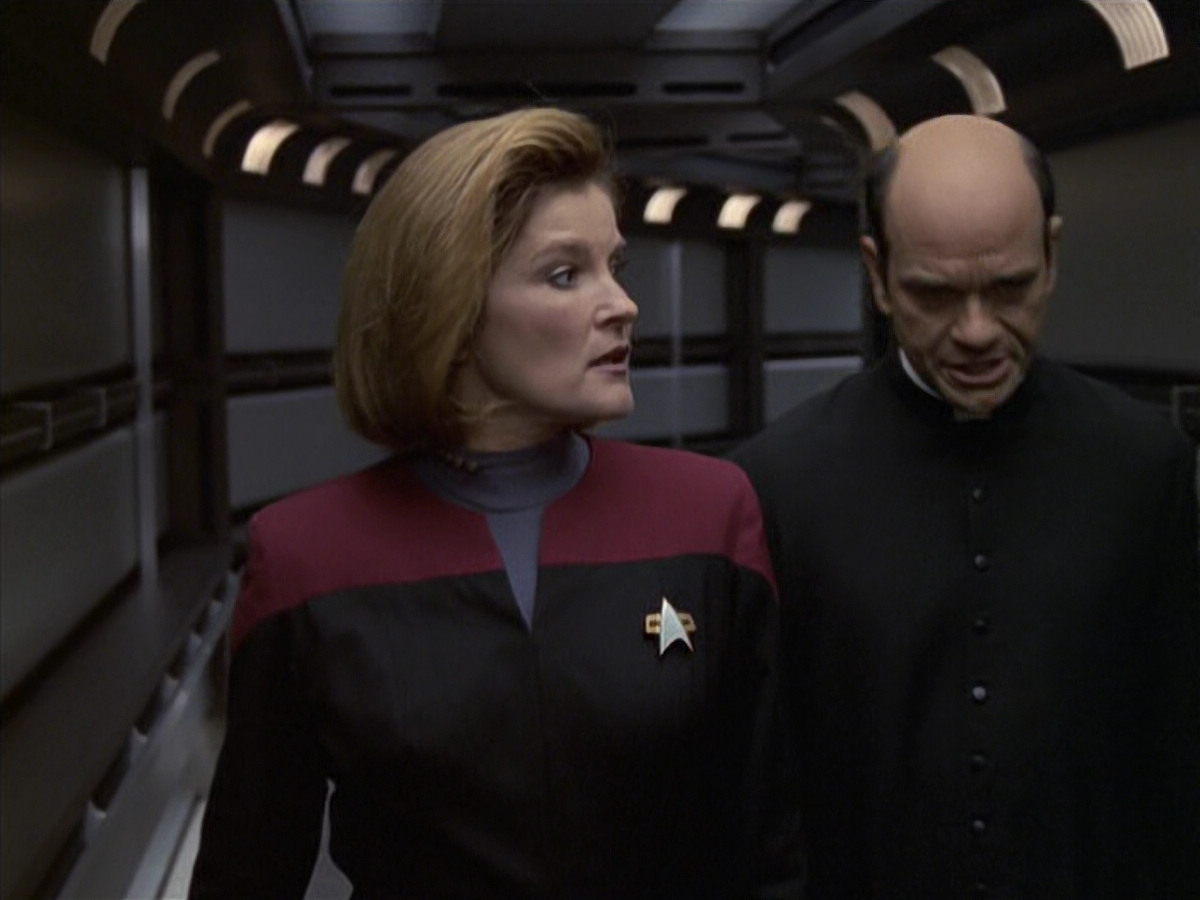 extant_StarTrek_VOY_6x11-FairHaven_02778.jpg