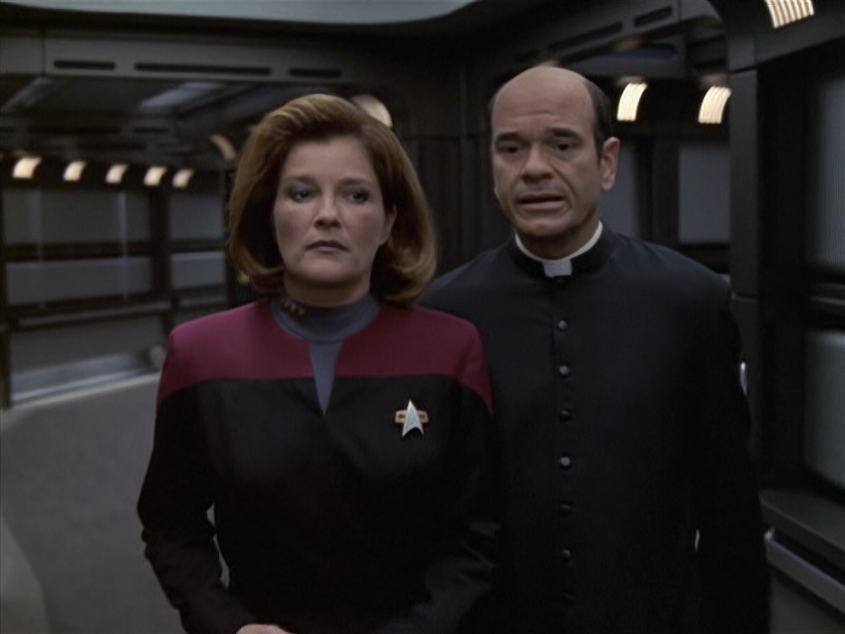 extant_StarTrek_VOY_6x11-FairHaven_02783.jpg