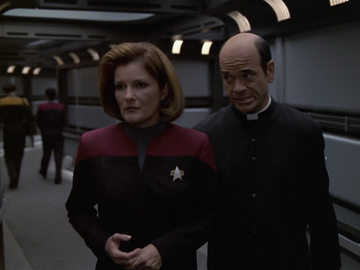 extant_StarTrek_VOY_6x11-FairHaven_02785.jpg