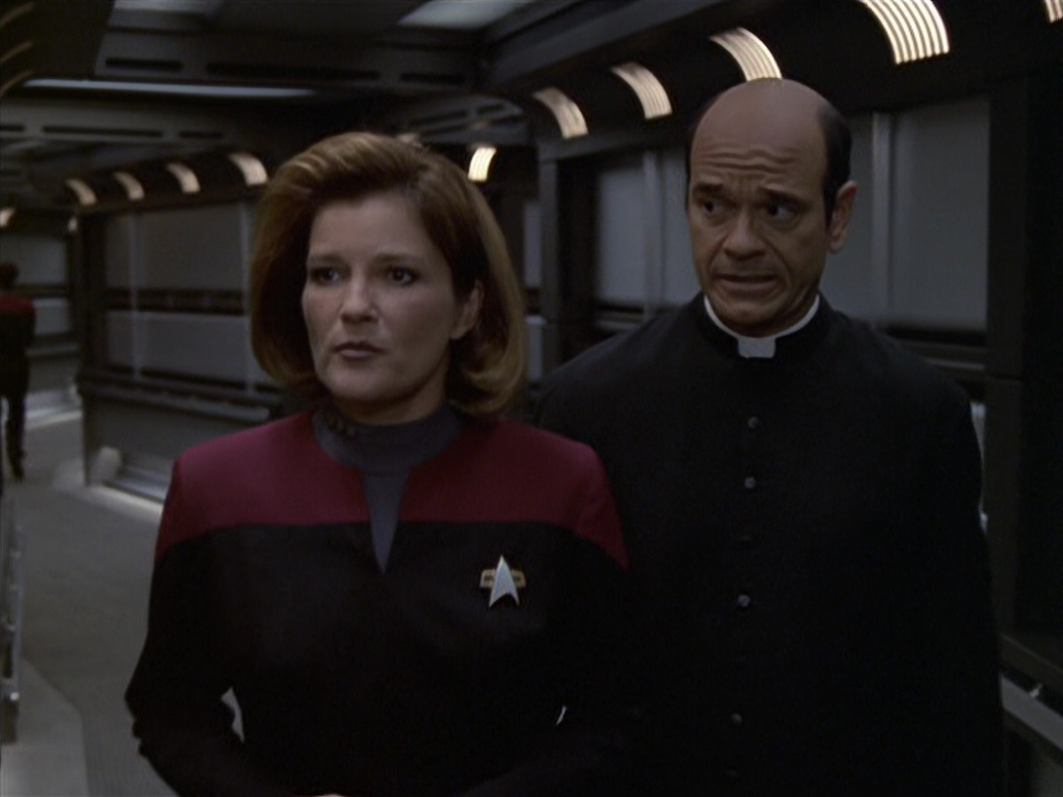 extant_StarTrek_VOY_6x11-FairHaven_02787.jpg