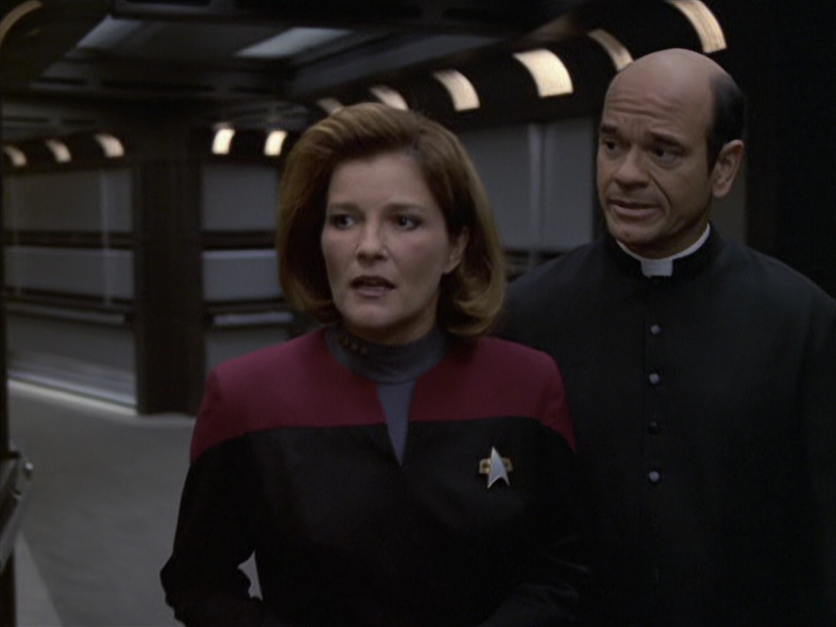 extant_StarTrek_VOY_6x11-FairHaven_02789.jpg