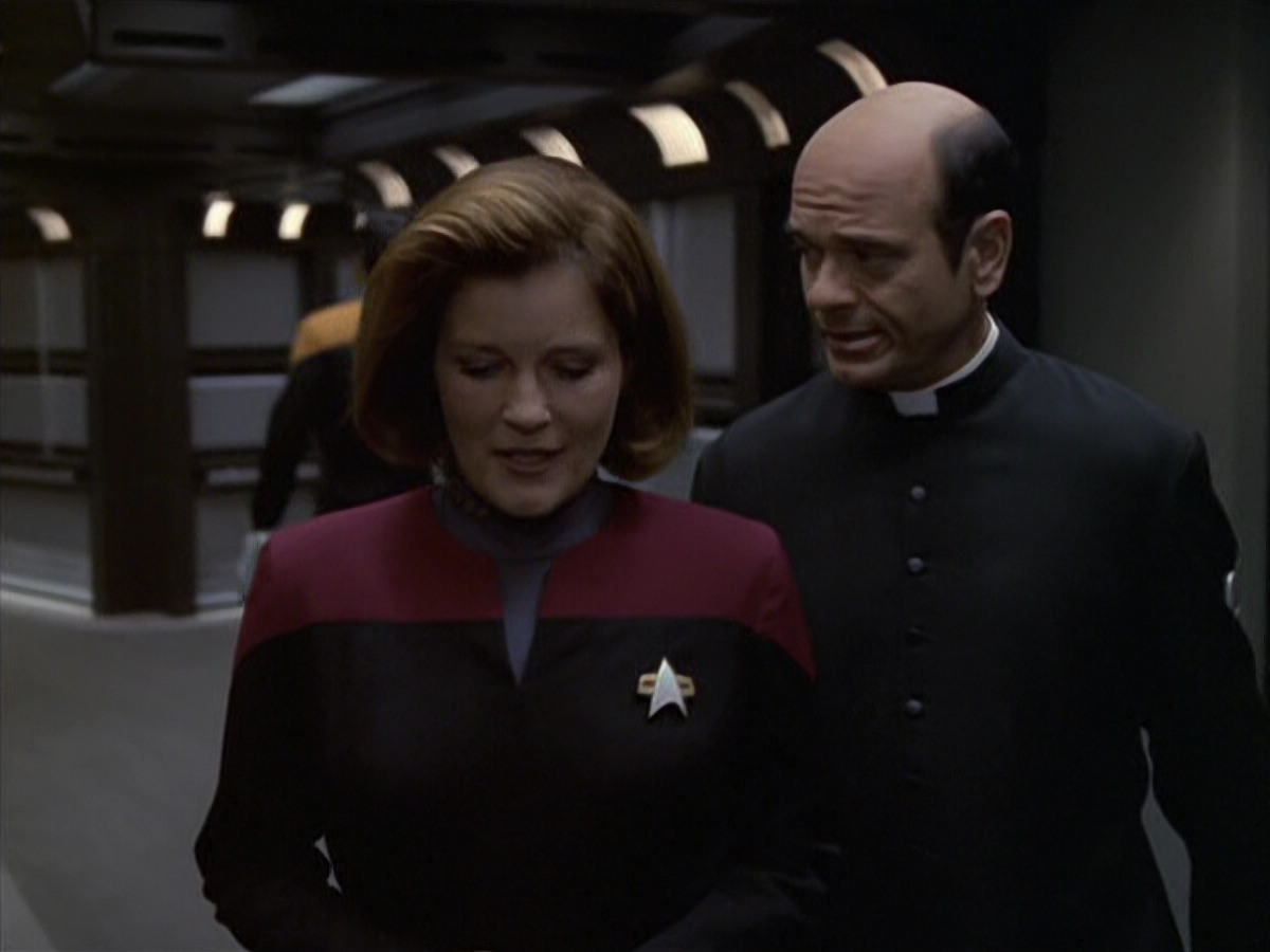 extant_StarTrek_VOY_6x11-FairHaven_02790.jpg