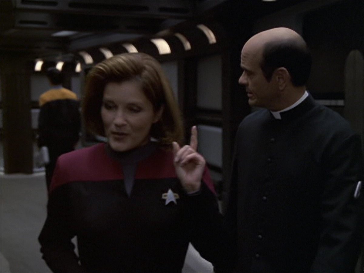 extant_StarTrek_VOY_6x11-FairHaven_02791.jpg