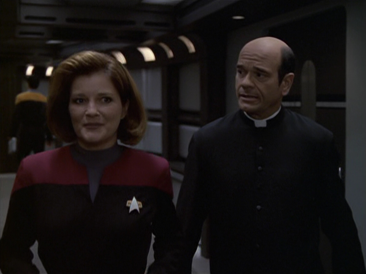 extant_StarTrek_VOY_6x11-FairHaven_02792.jpg