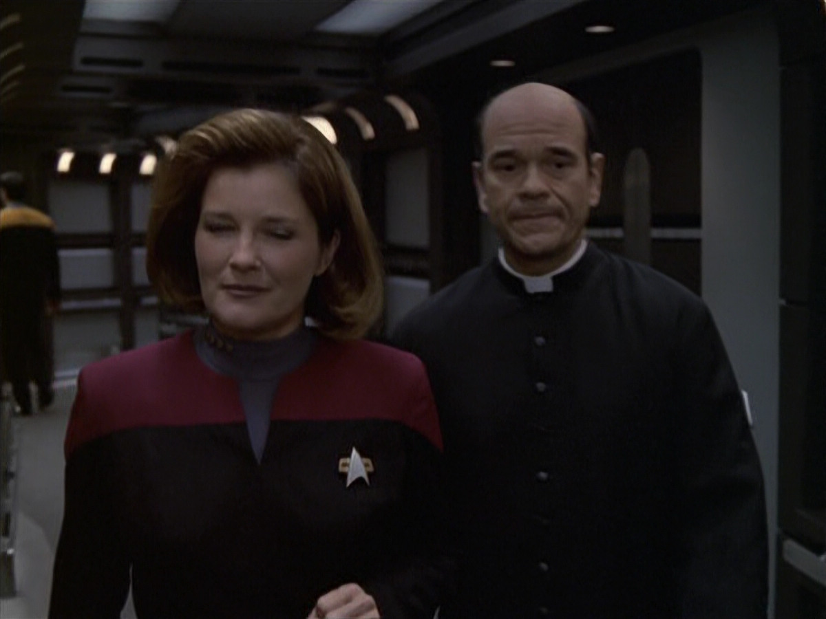extant_StarTrek_VOY_6x11-FairHaven_02793.jpg