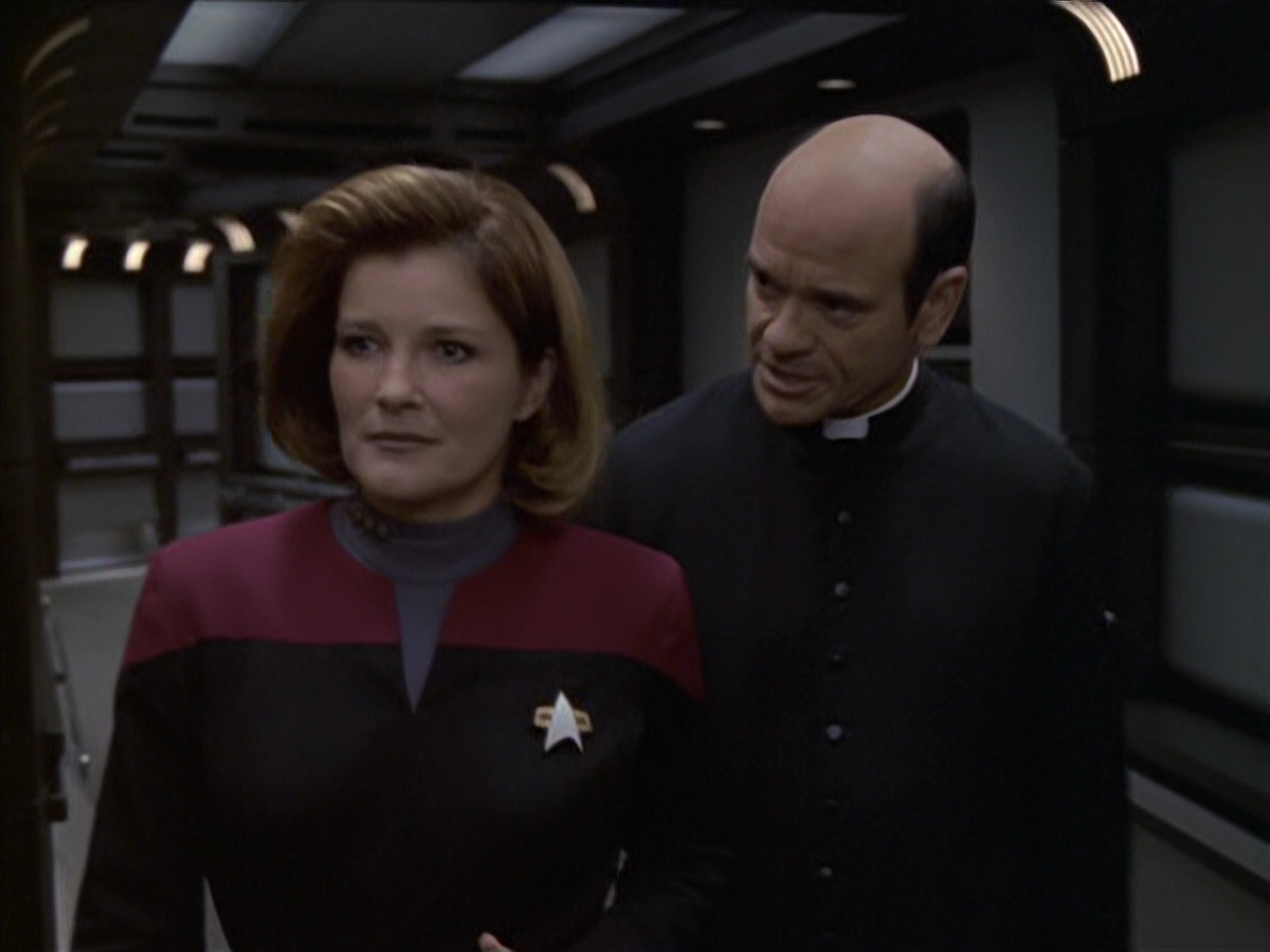 extant_StarTrek_VOY_6x11-FairHaven_02794.jpg