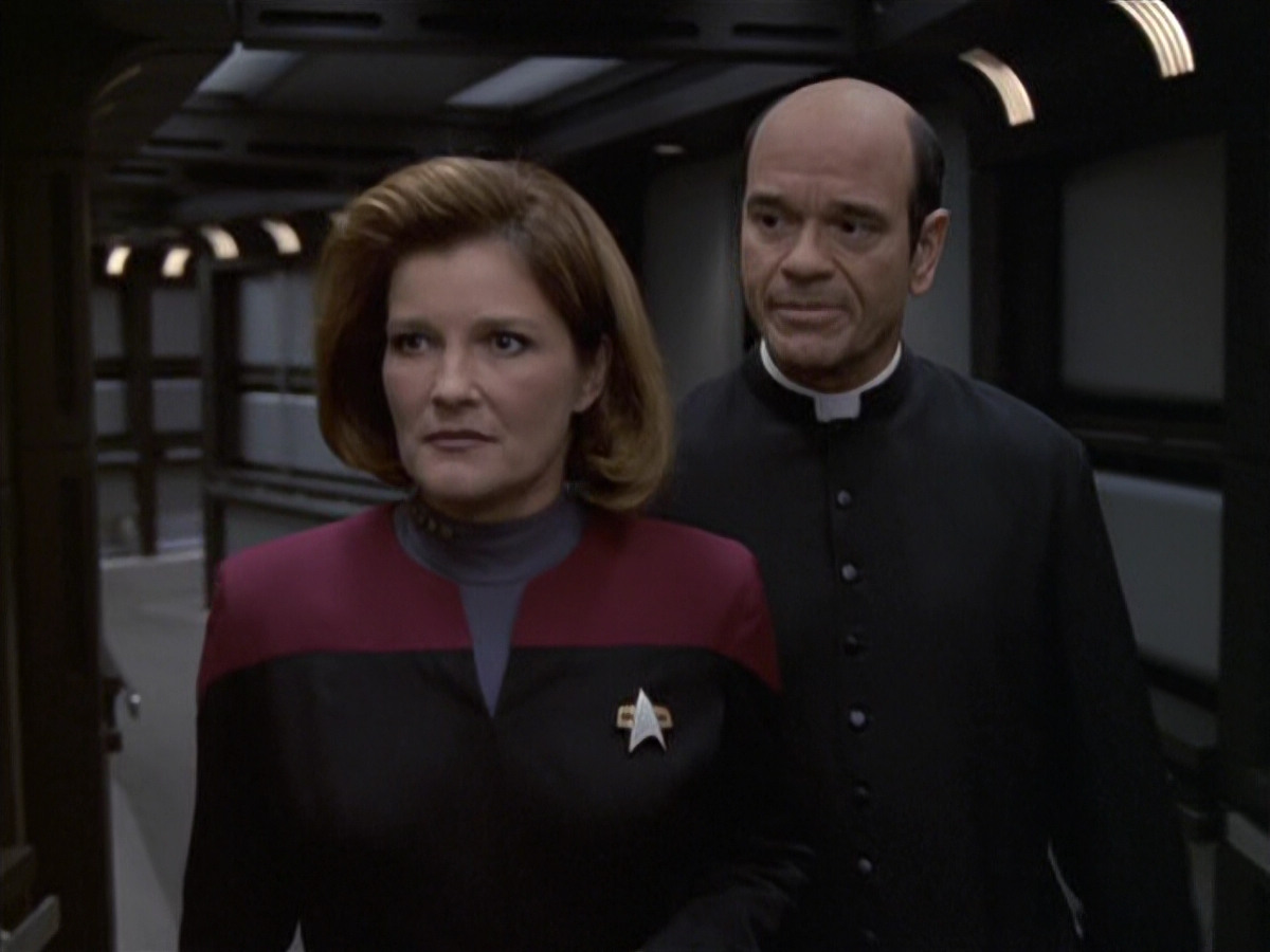 extant_StarTrek_VOY_6x11-FairHaven_02795.jpg
