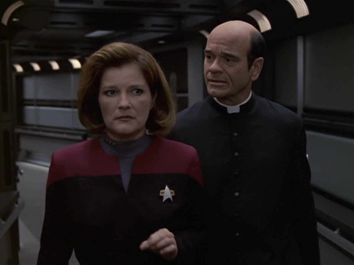 extant_StarTrek_VOY_6x11-FairHaven_02797.jpg