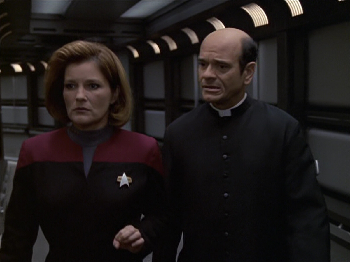 extant_StarTrek_VOY_6x11-FairHaven_02800.jpg