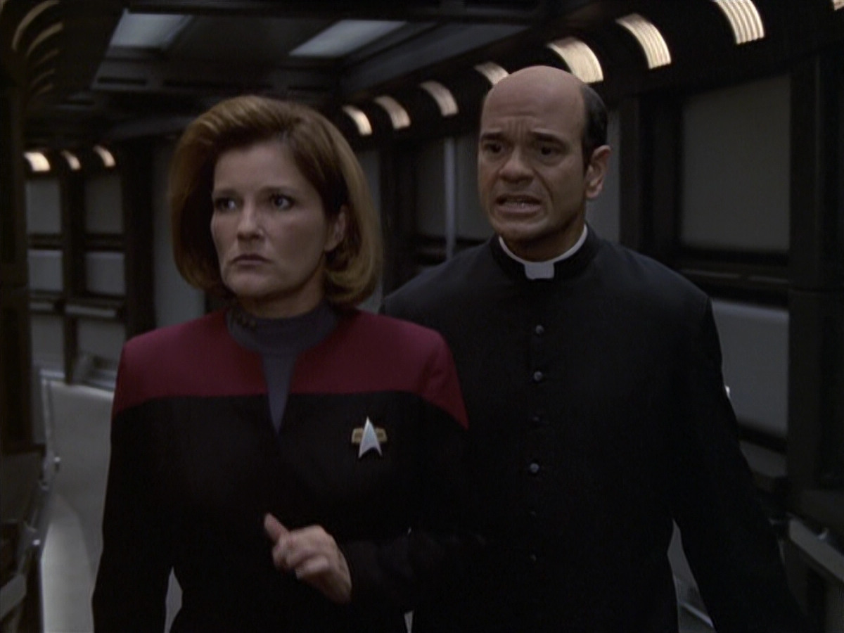 extant_StarTrek_VOY_6x11-FairHaven_02801.jpg