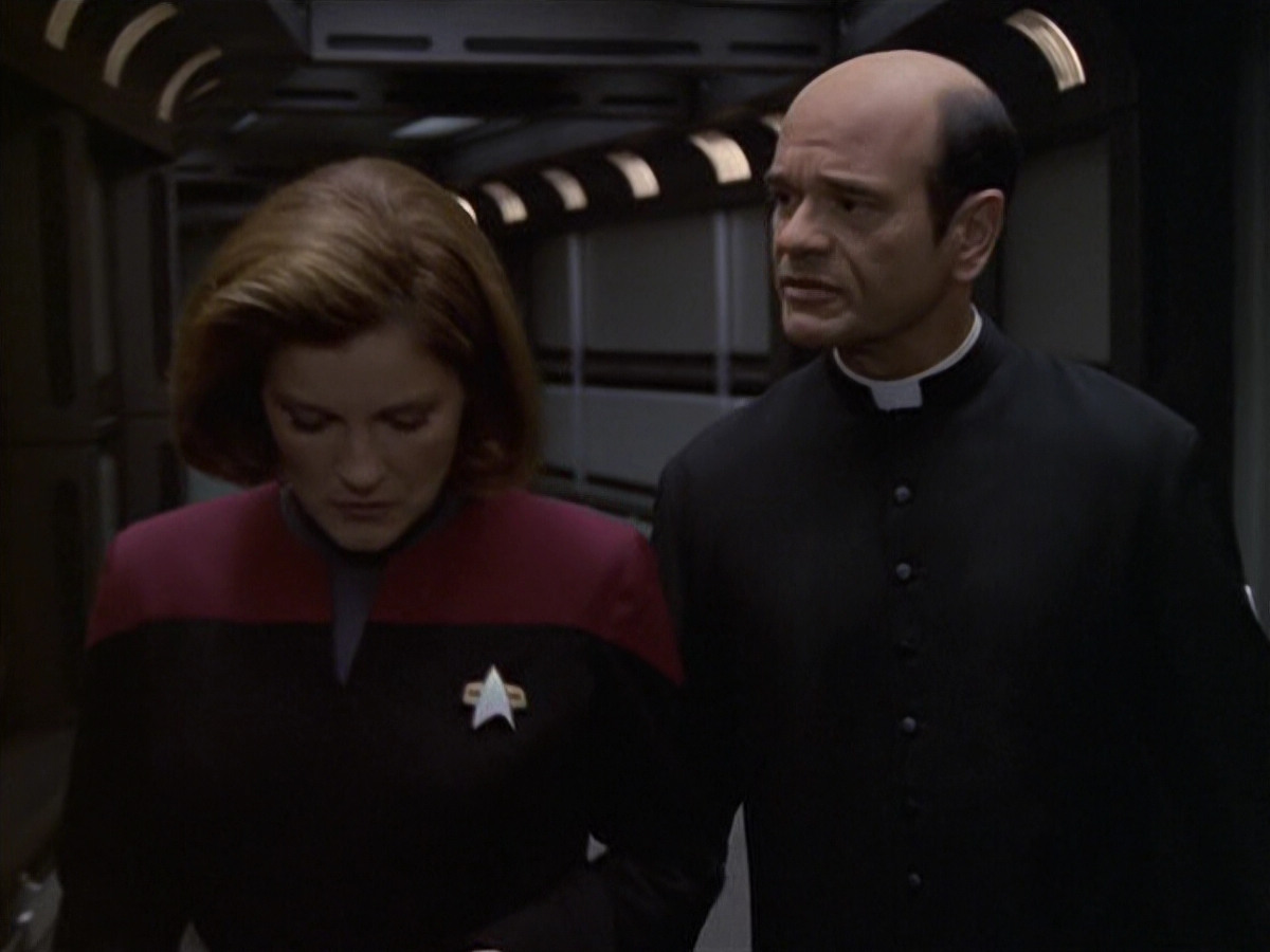 extant_StarTrek_VOY_6x11-FairHaven_02804.jpg