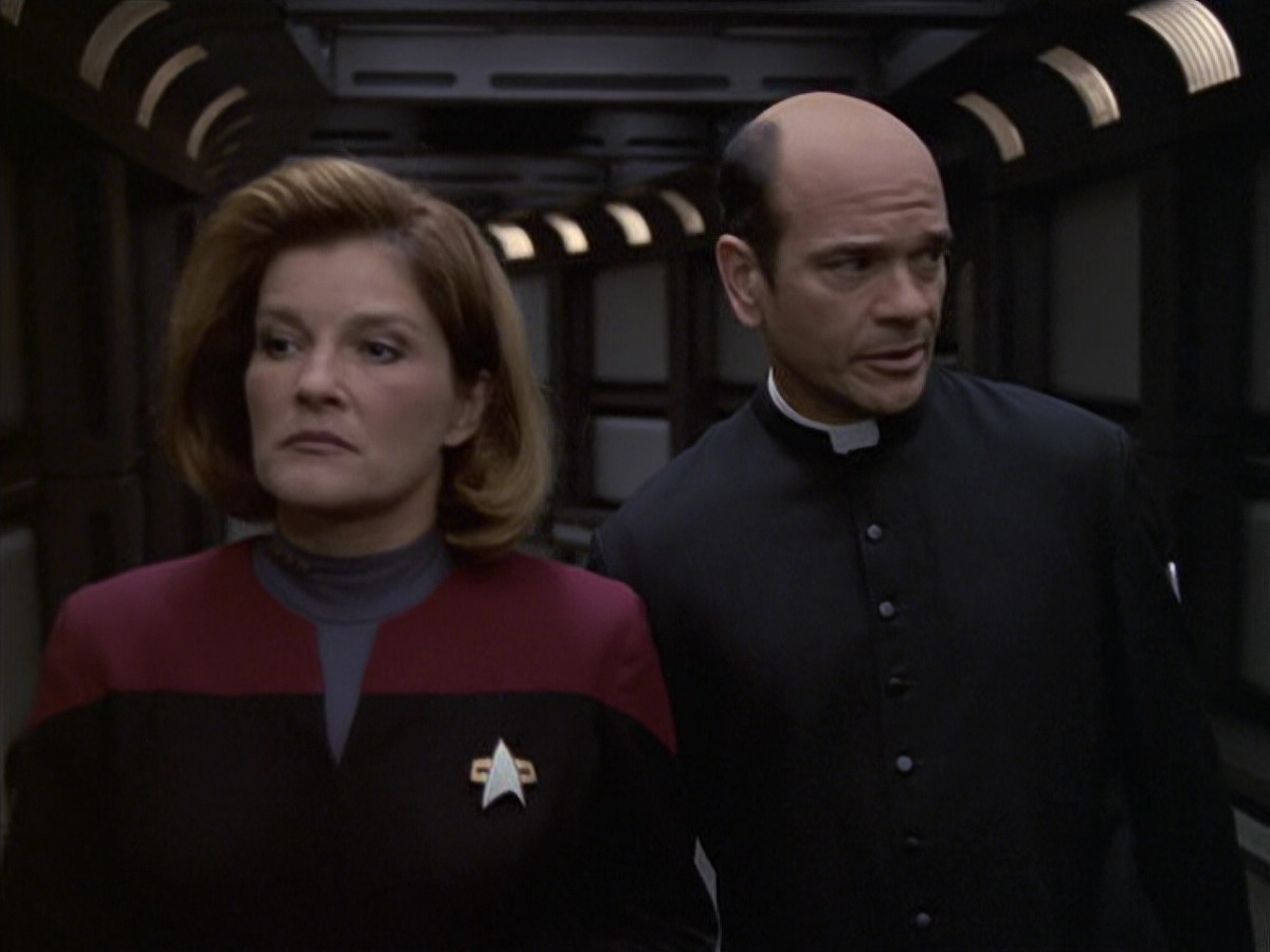 extant_StarTrek_VOY_6x11-FairHaven_02808.jpg