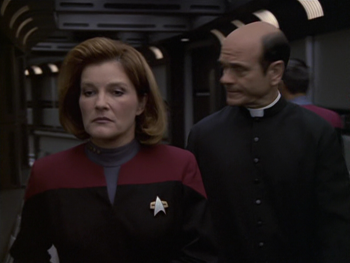 extant_StarTrek_VOY_6x11-FairHaven_02809.jpg