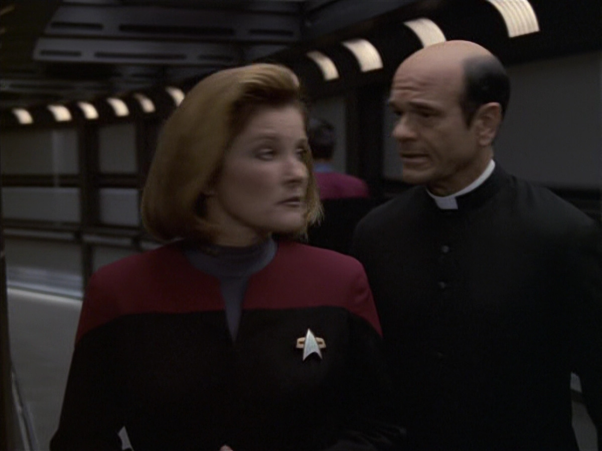 extant_StarTrek_VOY_6x11-FairHaven_02810.jpg