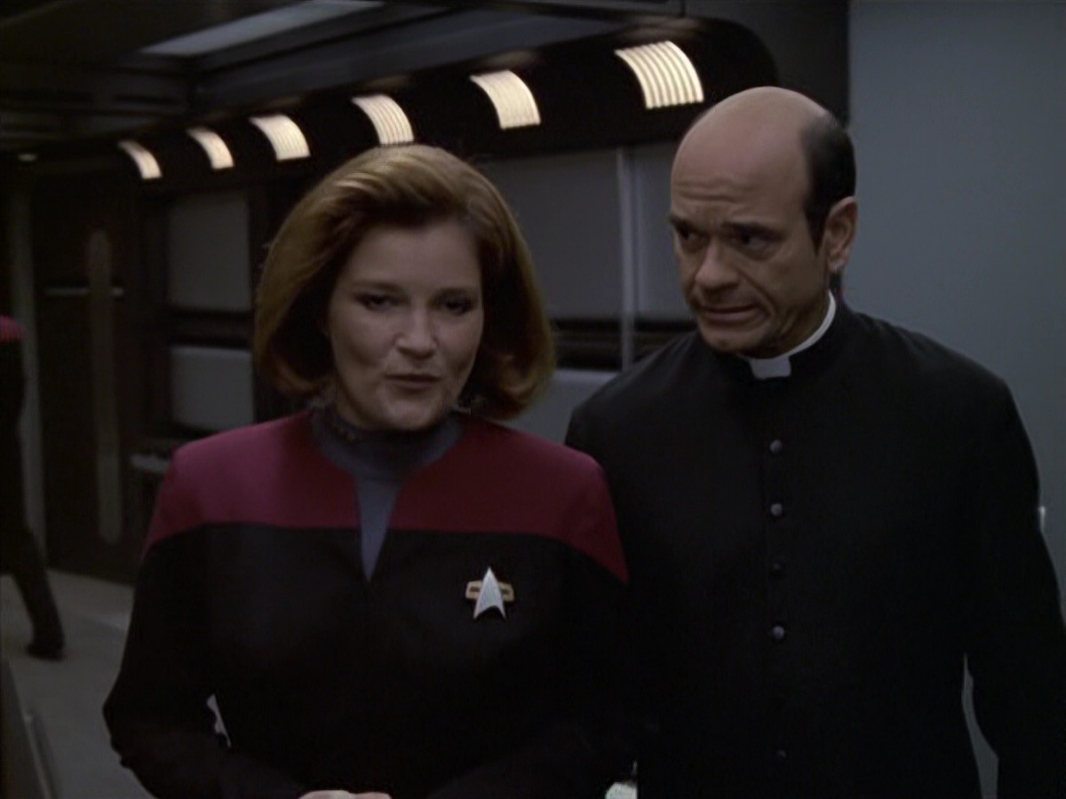 extant_StarTrek_VOY_6x11-FairHaven_02812.jpg