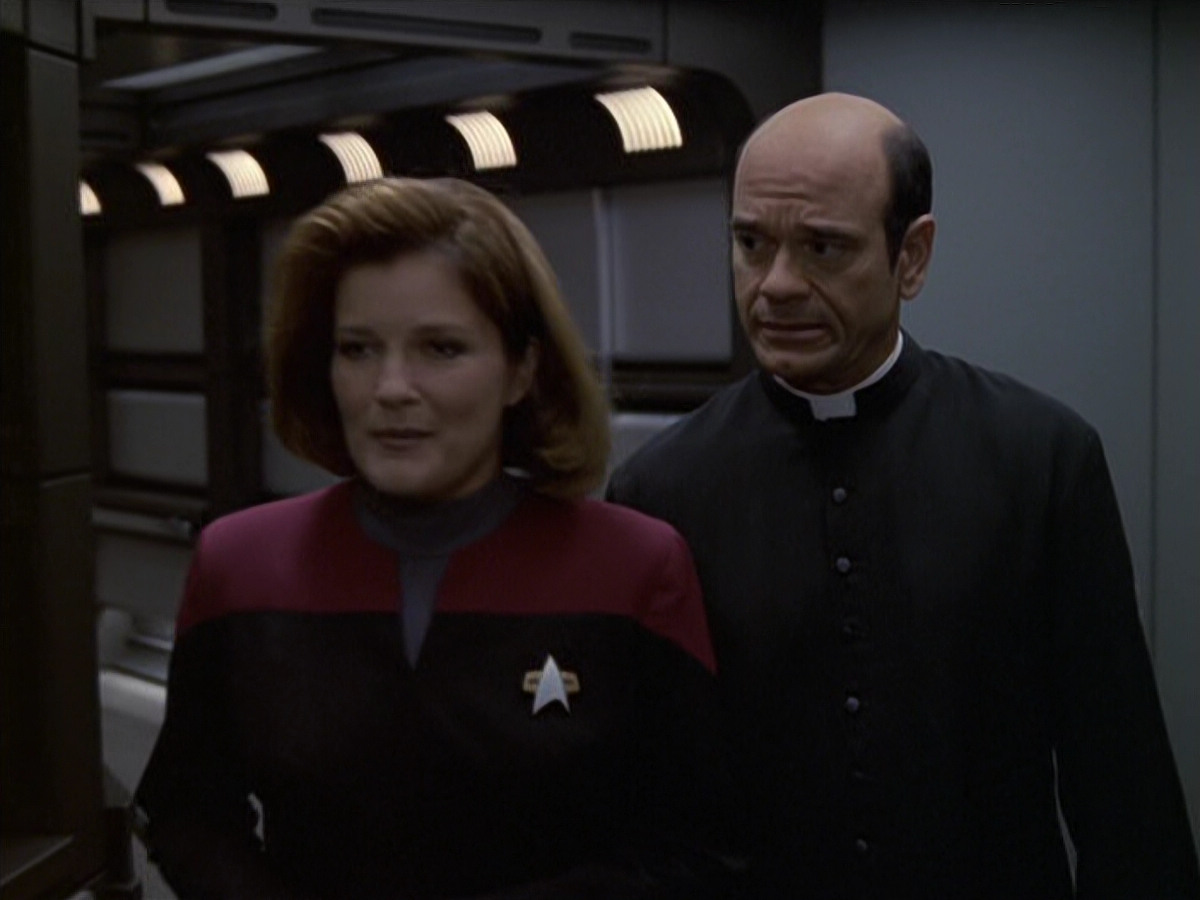 extant_StarTrek_VOY_6x11-FairHaven_02813.jpg