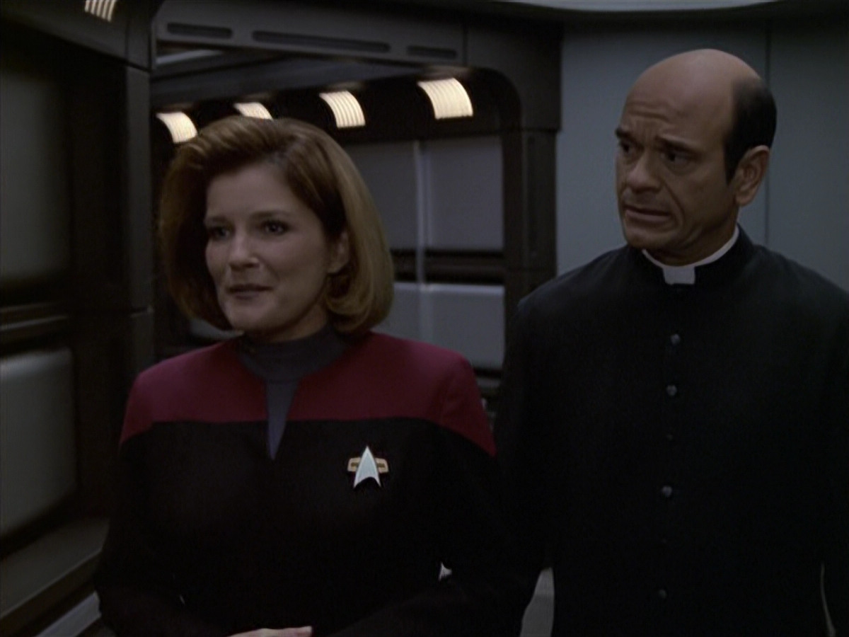 extant_StarTrek_VOY_6x11-FairHaven_02814.jpg