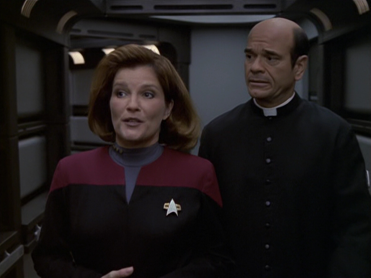 extant_StarTrek_VOY_6x11-FairHaven_02816.jpg