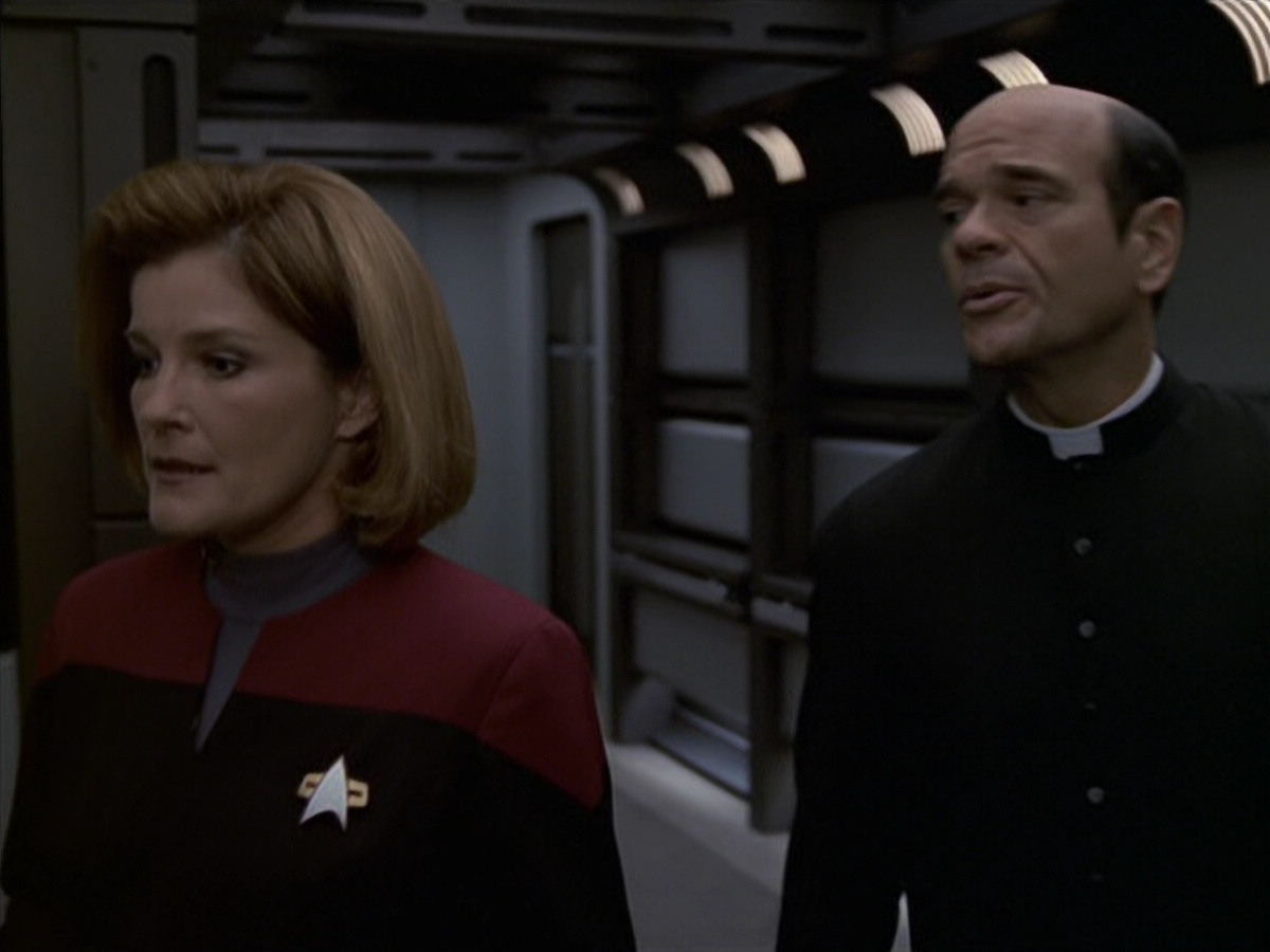extant_StarTrek_VOY_6x11-FairHaven_02820.jpg