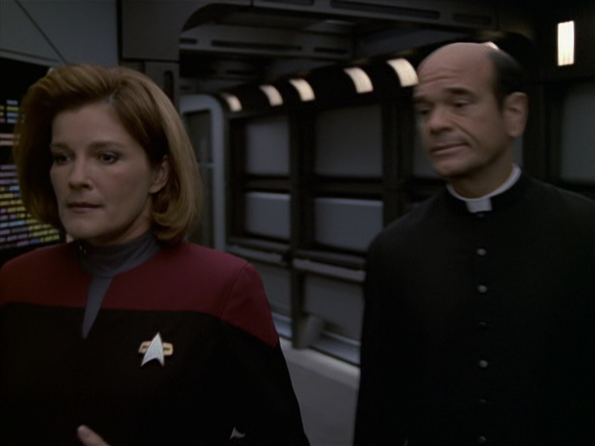 extant_StarTrek_VOY_6x11-FairHaven_02822.jpg
