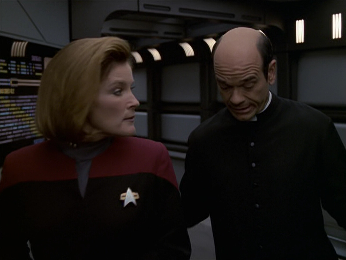 extant_StarTrek_VOY_6x11-FairHaven_02823.jpg