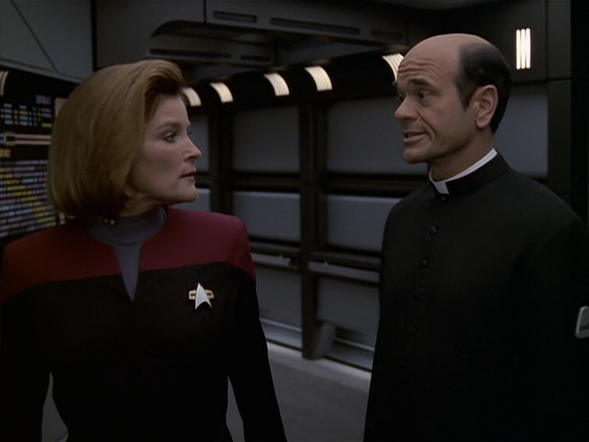 extant_StarTrek_VOY_6x11-FairHaven_02824.jpg